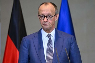 Den tyske kansler, Friedrich Merz, har den alvorlige mine på under et politisk møde. Søndag aften er det op til de danske håndboldherrer at give Merz bekymrede miner.