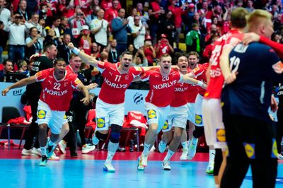 På slutsirenen løber Mads Mensah, Rasmus Lauge, Johan Hansen og resten af spillerne på bænken ind og kaster sig i armene på holdkammeraterne. Triumfen er en realitet. Danmark er nu olympiske mestre, verdensmestre og europamestre på én og samme tid.