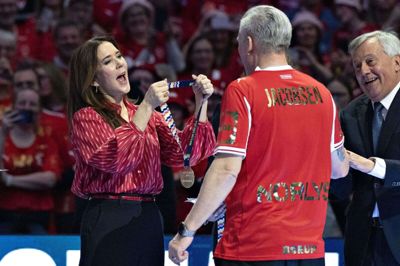 Dronning Mary overrakte EM-guldmedaljen til landstræner Nikolaj Jacobsen efter finalesejren over Tyskland.