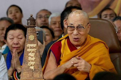 Dalai Lama fyldte i juni 2025 90 år. Som blot toårig blev han identificeret som inkarnationen af den tibetanske buddhismes spirituelle leder. (Arkivfoto).
