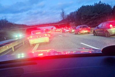 Der er kø på Herningmotorvejen i vestgående retning ved Ikast på grund af et uheld.