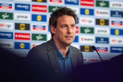 Formand for DanskHåndbold, Torsten Laen, kan melde om ros fra alle sider til årets EM i Boxen, hvor blandt andet den udvidede fanzone trækker op. Ude i horisonten er han klar over, at nye kapacitetskrav kan blive en udfordring for det ellers så roste setup i Herning.