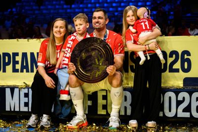 Hele familien var med i Boxen. Her er Rasmus Lauge med trofæet, mens hans kone Sabrina sidder med sønnen Noah. Ved siden af Lauge står datteren Freja med lille Anna.