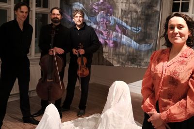 Mellem værker fra udstillingen »Kvindeblik« ses her forfatterkoncertens eneste mandlige bidrag, musikerne fra Ensemble Midtvest, Martin Qvist Hansen, Jonathan Slaatto og Nicholas Dautricourt, sammen med skuespiller Sofie Ancher Vea.