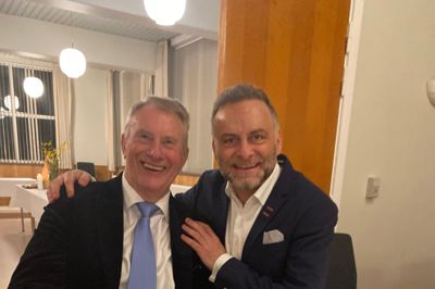 Henning Nielsen Lund (tv) fra Silkeborg her sammen med sin gode ven, sangeren og skuespilleren Jesper Lundgaard, der snart kommer til Sjørslev med sit Elvis-jubilæums-show.