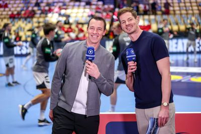 Tidligere verdensmester Dominik Klein (t.v.) er i dag ekspertkommentator på de tyske landskampe for tv-stationen ARD. Her ses han med kommentator og sportsjournalist Alex Schlüter.