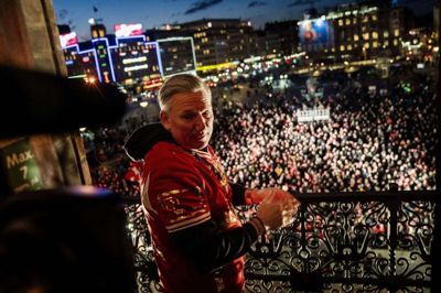 Landstræner Nikolaj Jacobsen sagde et par ord og takkede de danske håndboldfans fra balkonen.