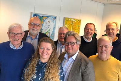 Den lokale komite, som i det tidlige forår i al hast arrangerede en stor indsamling til fordel for generatorer til indbyggerne i den ukrainske frontlinjeby Kherson. Fra venstre tidligere redaktør på Midtjyllands Avis Aksel Evin Olesen, byrådsmedlem Kristian Pihl Lorentzen (V), borgmester Helle Gade (S), byrådsmedlem Steen Vindum (V), byrådsmedlem Rune Kristensen (S), Anders Kiilmann Petersen, direktør for Silkeborg Business, Viggo Thinggaard, lokal formand for S samt Anders Dam, tidligere ordførende direktør i Jyske Bank.