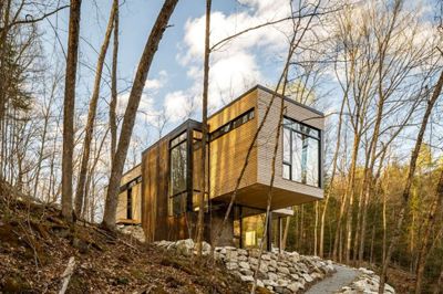 Et af de mere usædvanlige boligforslag fra Ejstrupholm viser huse i kuperet terræn - her et projekt fremlagt af Christian Østergaard. Andre projekter og ideer er mere traditionelle såsom rækkehuse og parcelhuse. Fælles for de forskellige nye projekter er dog, at spaden ikke er sat i jorden endnu. Illustration: Bjarne Svejstrup