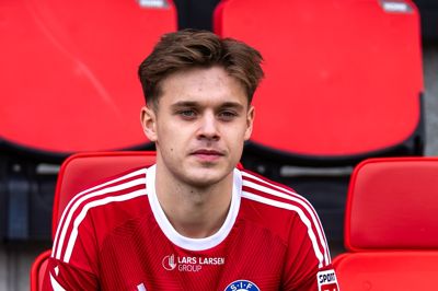 Oliver Ross havde svært ved at leve op til de store forventninger, som AaB-fansene havde til ham. Nu skal han jagte sit store gennembrud i SIF-trøjen.