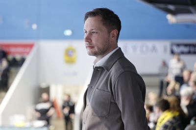 Ikast Håndbolds direktør, Daniel Grønhøj, holdt inden slutspilskampen mod Odense en følelsesladet tale for Jakob Mølgaard Christensen, klubbens bestyrelsesmedlem og tidligere direktør, der døde søndag.