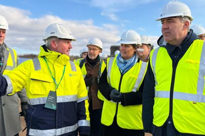 Klima-, Energi- og Forsyningsminister Lars Aagaard (M) til højre og borgmester i Viborg Kommune Katrine Fusager Rohde (V) var blandt de gule veste, der lod sig imponere over den kapacitet, Kvosted Sol- og Batteripark kan fremvise som Nordeuropas største på energilagring.