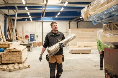 Brian Juhl begyndte sin karriere hos K2 Huset med at lægge tag på udendørs, men nu er han selv under tag i en hal, hvilket han er rigtig glad for.