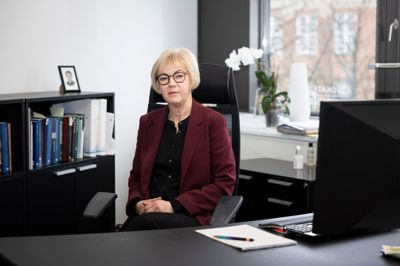 Men en fremtidsfuldmagt kan man sikre sig selv, sin ægtefælles eller samlevers handlemulighed i forhold til for eksempel fast ejendom, hvis den ene part skulle blive dement eller på anden måde blive ude af stand til at træffe fornuftige beslutninger. - Det er jo en slags forsikring. Det handler om at være fremsynet og forholde sig til alle tænkelige situationer. Men vi håber alle, at vi ikke får brug for den, siger advokat Inger Højbjerg, Advokatfirmaet Højbjerg.