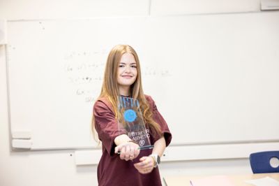 Der fulgte blandt et fint trofæ med, da Linne Damsgaard Nielsen i sidste uge vandt titlen som danmarksmester i matematik ved »DM i Fagene«.