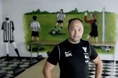 Klubchef Michael Koch jubler over, at det er lykkedes at tiltrække en vaskeægte Brande-dreng til klubben. Jonny Bjørnsholm bor fortsat i Brande.