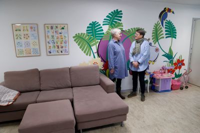 Birthe Mygind Thorup, områdeleder Kirkens Korshær Herning-Holstebro, t.v., og Annette Stær, afdelingsleder i familietilbuddet og varmestuen, er her fotograferet i Kirkens Korshærs familietilbuds lokaler. Anledningen er, at Kirkens Korshær i Herning fylder 80 i år.