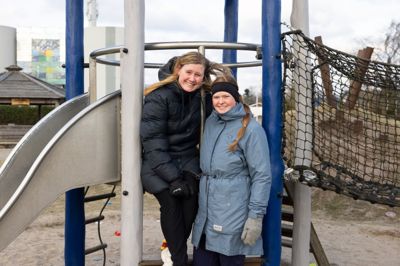 Mie Vej Thunedborg (t.v.) er 30 år, gift og mor til to børn. Hun arbejder med ergoterapeut på Bording Skole. Rikke Krogh Lajevardi er 29 år, gift, mor og hjemmepasser begge børn. De to kvinder kan nu realisere en stor drøm.