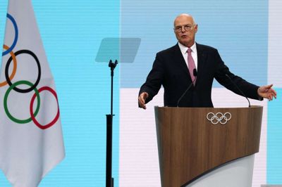 Vinter-OL kan i fremtiden blive rykket en måneds tid. Det siger Karl Stoss, der leder den arbejdsgruppe i IOC, som står for OL-programmet.
