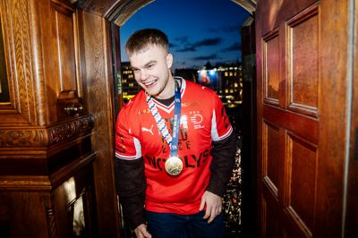 For 23-årige Mads Svane har de seneste uger været uforglemmelige. Her er han på Københavns Rådhus i forbindelse med fejringen af EM-guldet.