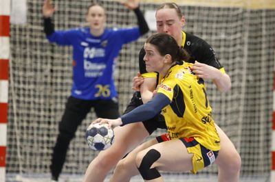 Ikast Håndbold og anfører Stine Skogrand - her mod Horsens' Romee Maarschalkeweerd - kæmpede med spillet på den midlertidige hjemmebane i Brande.