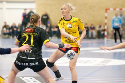 Julie Scaglione (t.h.) scorede ni gange, da Ikast Håndbold besejrede Horsens i DM-slutspillet.