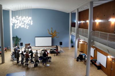 Kammerkoret Nemo hørte fra 2022 til 2025 hjemme i Hedeagerkirken, hvor dirigent Benjamin Davis Maack også var organist. Men da han flyttede på grund af nyt job, blev de 24 sangere både hjem- og lederløse. Et nyt kapitel er nu klar til at blive skrevet med højloftede og smukke øvelokaler i aulaen på Parkskolen (det tidligere gymnasium i Nørregade) og ny dirigent.