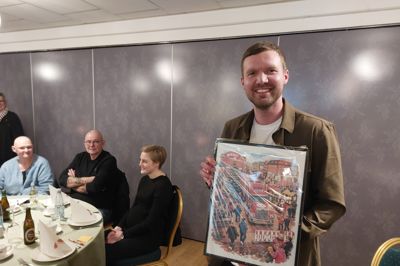 Andreas Rahbek fik pæne ord og et billede med sig som gave, da han gik af som formand for Vildbjerg Handelsforening.