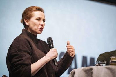 Statsminister Mette Frederiksen (S) har med sit folkeskoleudspil skudt valgkampen i gang, skriver flere danske aviser. (Arkivfoto).
