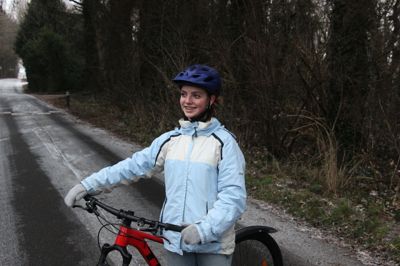 Emma Gro Hornbæk har cyklet i skole fra Boes til Ry, siden hun var 13 år og gik i 7. klasse. I år har hun ingen skolekammerater at følges med, så derfor cykler hun alene hver morgen