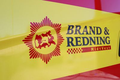 Brand & Redning MidtVest rykkede ud til skur- og bilbranden torsdag aften.