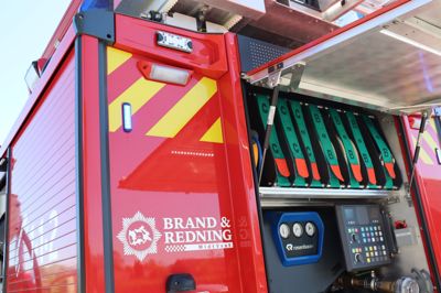 Brandfolkene arbejder torsdag midt på eftermiddagen stadig med at få helt styr på en brand på Fabriksvej i Bording.