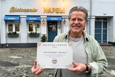 Per Pedersen fra Restaurant Napoli i Østergade fik tilsendt dette certifikat i »børstet aluminium« af firmaet »Dansk Virksomheds Belønner«. Det var ikke noget, han selv havde bestilt, men en måneds tid senere kom regningen: 3748 kroner og 75 øre inklusive moms.