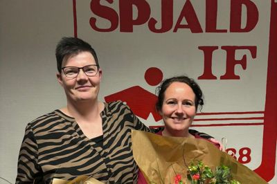 Mie Brun Pedersen (t.v.) og Maria Brunsgaard stoppede som henholdsvis formand og sekretær i Spjald IF, og de blev på generalforsamlingen hædret for deres indsats i bestyrelsen.