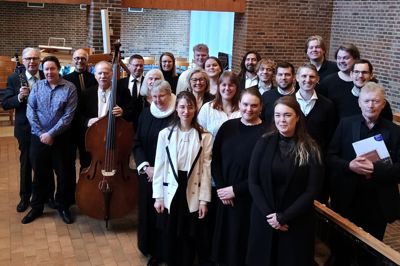 Hedeagerkirkens medarbejdere, sognepræst Annette Birk-Sørensen, organist Mads Bille, de fire jazzmusikere og de 15 korsangere fra »Lejlighedskoret« stod bag den første jazzgudstjeneste i Hedeagerkirken.