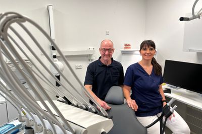 Jens Sønderby har efter næsten 44 år som ejer af Tandlægerne Vinderup overdraget klinikken på Sevelvej 9 til sin medarbejder, tandlæge Andreea Bosancu, der vil drive klinikken videre i den samme ånd.