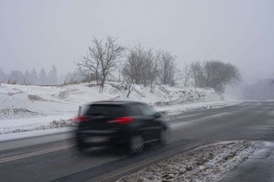 Sne og glatte veje ved Køge torsdag den 5. februar 2026. Fredag kan blive endnu en udfordrende dag i trafikken som følge af isslag, advarer DMI.
