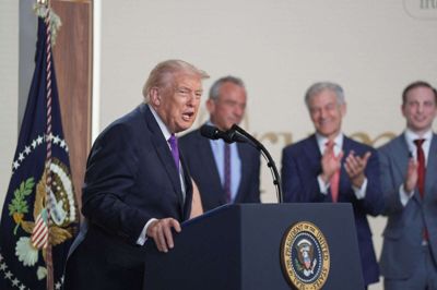 - Novo Nordisk kommer til at sænke priserne kraftigt, siger Donald Trump natten til fredag på et pressemøde, hvor han lancerer en ny hjemmeside, der skal give amerikanerne adgang til billigere receptpligtig medicin.