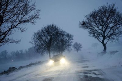 Det sner kraftigt i store dele af landet, og det udfordrer landets fodboldklubber.