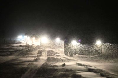 Sneen vælter ned over Danmark, blandt andet her i Vodskov i Nordjylland fredag morgen. Det betyder, at skoler og gymnasier landet over må holde snelukket og i stedet undervise virtuelt.