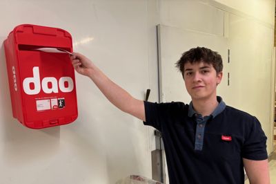 Lukkeansvarlig Mathias Jakobsen fra SuperBrugsen i Videbæk ved den nye Dao-postkasse, der hænger ude på forretningens lager, og som alle er velkomne til at putte breve i.