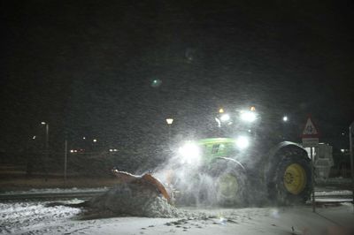 Sneplovene har fredag morgen været i gang i Vodskov i Nordjylland for at rydde vejene for store mængder sne. Også i den modsatte ende af landet i København ligger der store snemasser, og her har man for første gang i 15 år sendt sneplove ud. (Arkivfoto).