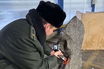 Den russiske anklagemyndighed har iværksat en efterforskning, efter en værdifuld meteorit blev fundet på et fragtskib i Sankt Petersborg. I et forsøg på at smugle meteoritten til Storbritannien var den deklareret som en haveskulptur.