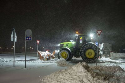 En ladestation i Nørresundby i Nordjylland ryddes for sne fredag 6. februar. Flere steder i landet er der faldet betydelige mængder sne, og det udfordrer kommunernes hjemmepleje.