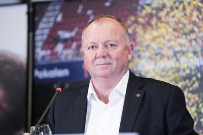 Administrerende direktør i Silkeborg IF A/S Kent Madsen er meget tilfreds med placeringen af et nyt DBU-center på Søholt. Det vil gavne alle typer af fodboldspillere, siger han.