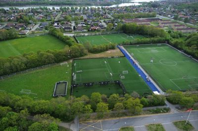 Det regionale DBU-center skal placeres på Søholt, hvor der i forvejen er fine faciliteter med Jysk Park, kunstgræsbaner, goal-station og en stribe græsbaner.