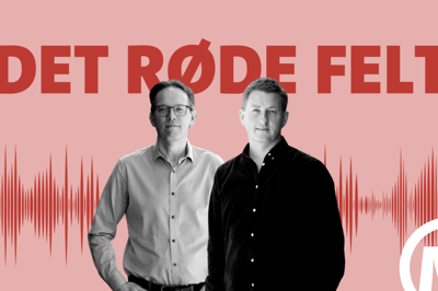 Sportsredaktør Peter A. Sørensen og sportsjournalist Michael Helligsø sidder bag mikrofonerne i dagens udgave af Det Røde Felt.