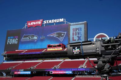 Levi's Stadium i San Francisco er i nogle timer natten til mandag i verdens centrum. Her spilles Super Bowl LX, og vi er nogen, der frivilligt får ødelagt vores nattesøvn for at følge med i, hvem der bliver verdensmester.