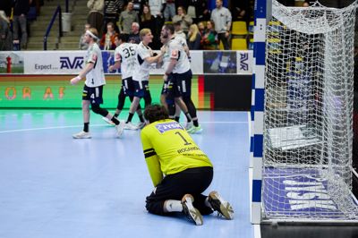 En stærkt spillende Marko Roganovic ser skuffet til, mens Ringted-spillerne jubler over den sene udligning.