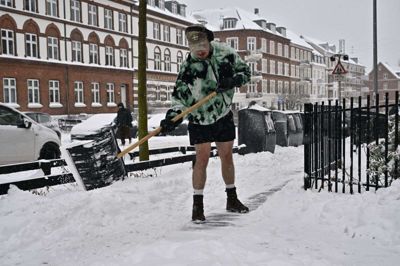 I Aarhus på Ny Munkegade blev der fredag skovlet og ryddet sne, mens mere kan falde henover de kommende dage.